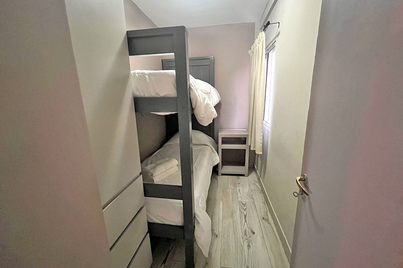 Dormitorio cómodo en departamento de alquiler en Pinamar